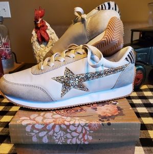 Very G sneakers 💖 NEW